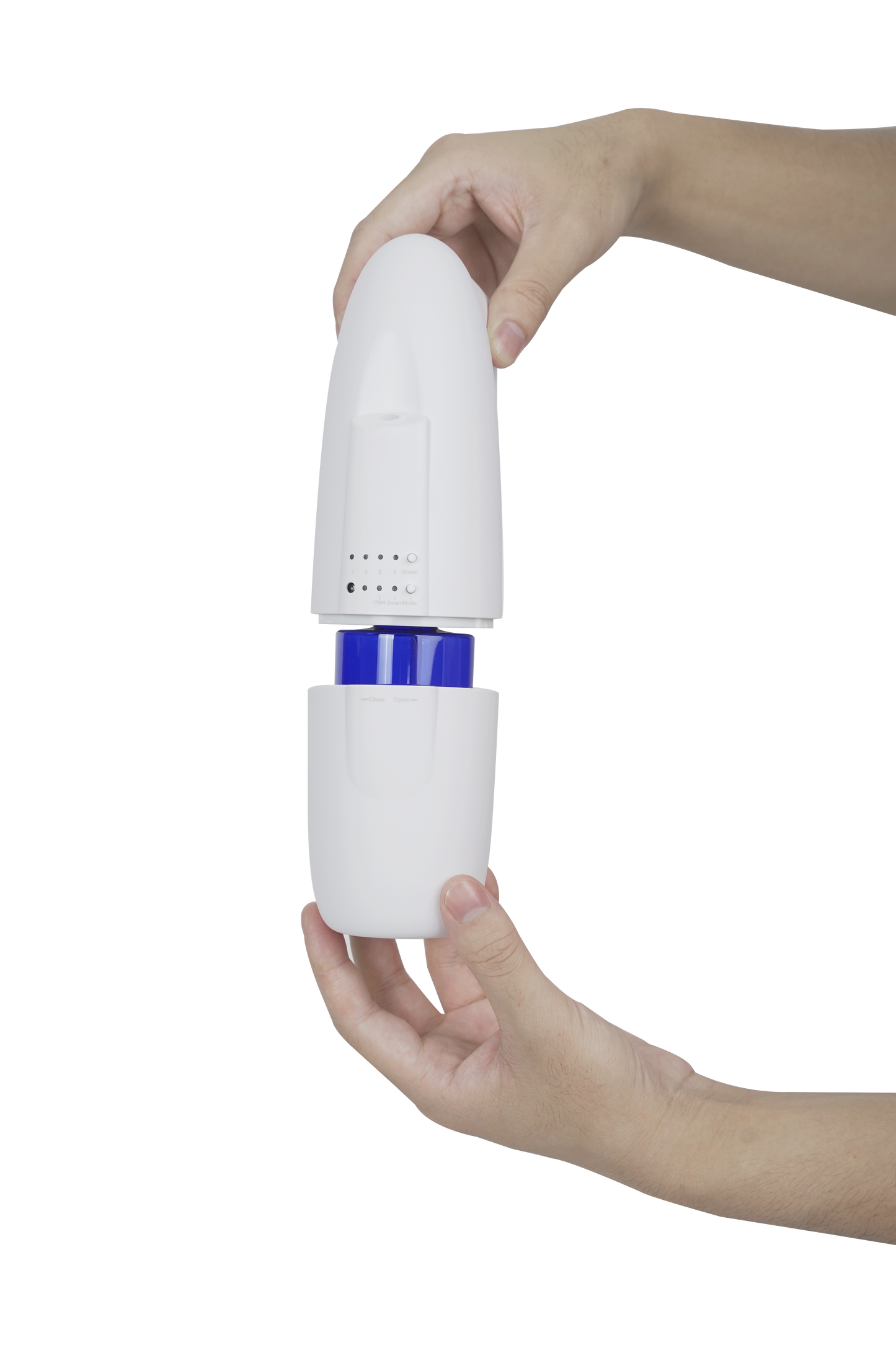 Mano sosteniendo el Difusor Compacto Para Hogar AE103 mientras se muestra su sistema de recarga fácil, ideal para mantener un ambiente fragante.