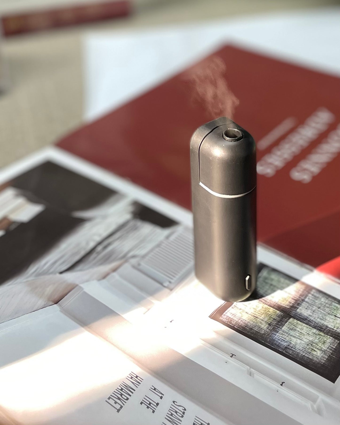 Difusor de aroma para auto A807-V2.0 en uso, emitiendo vapor sobre una superficie blanca, ideal para mantener el aroma fresco y elegante en tu vehículo.
