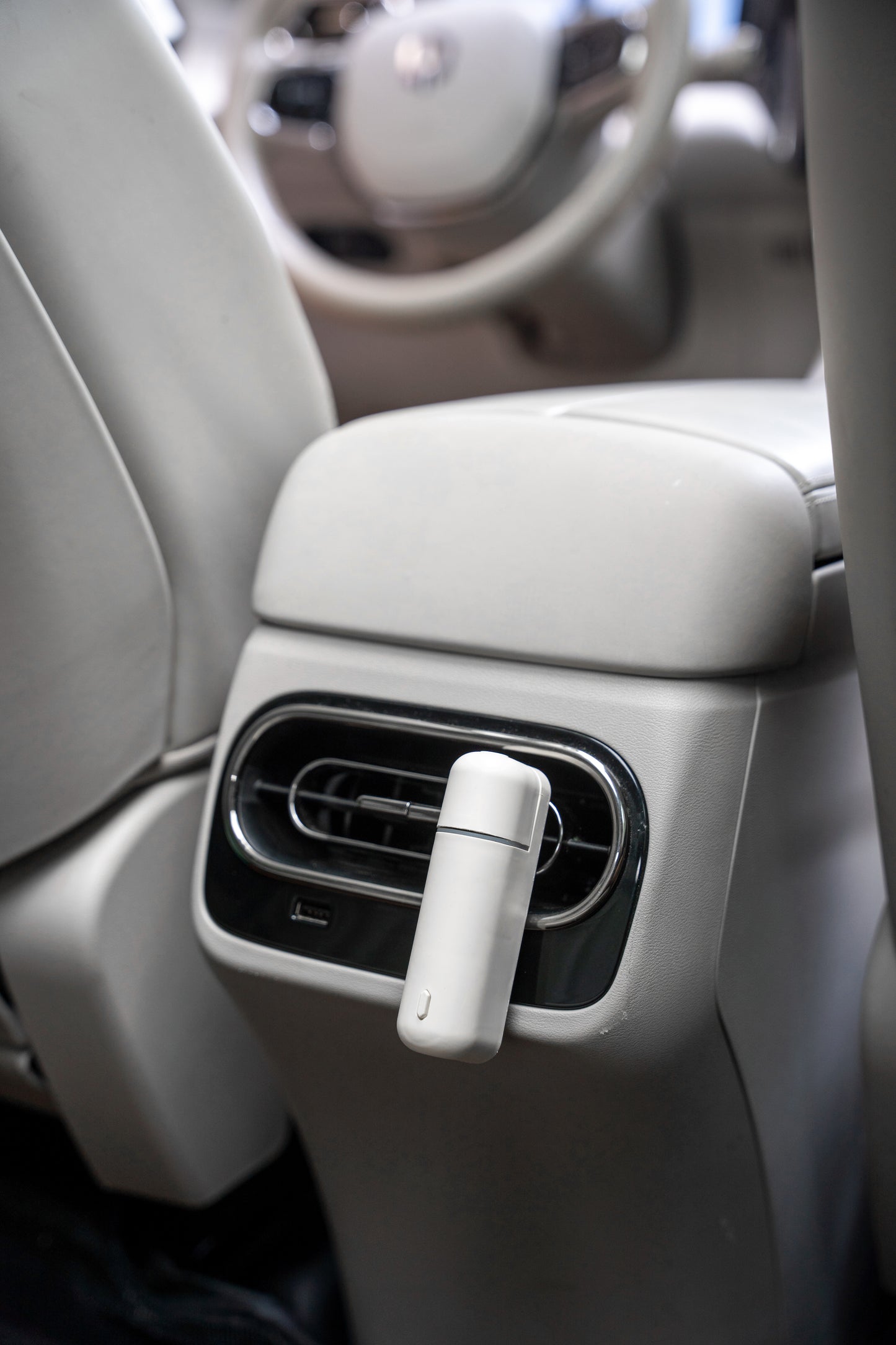 Difusor de aroma para auto A807-V2.0 instalado en la consola central de un coche, ofreciendo una experiencia de fragancia única y continua.