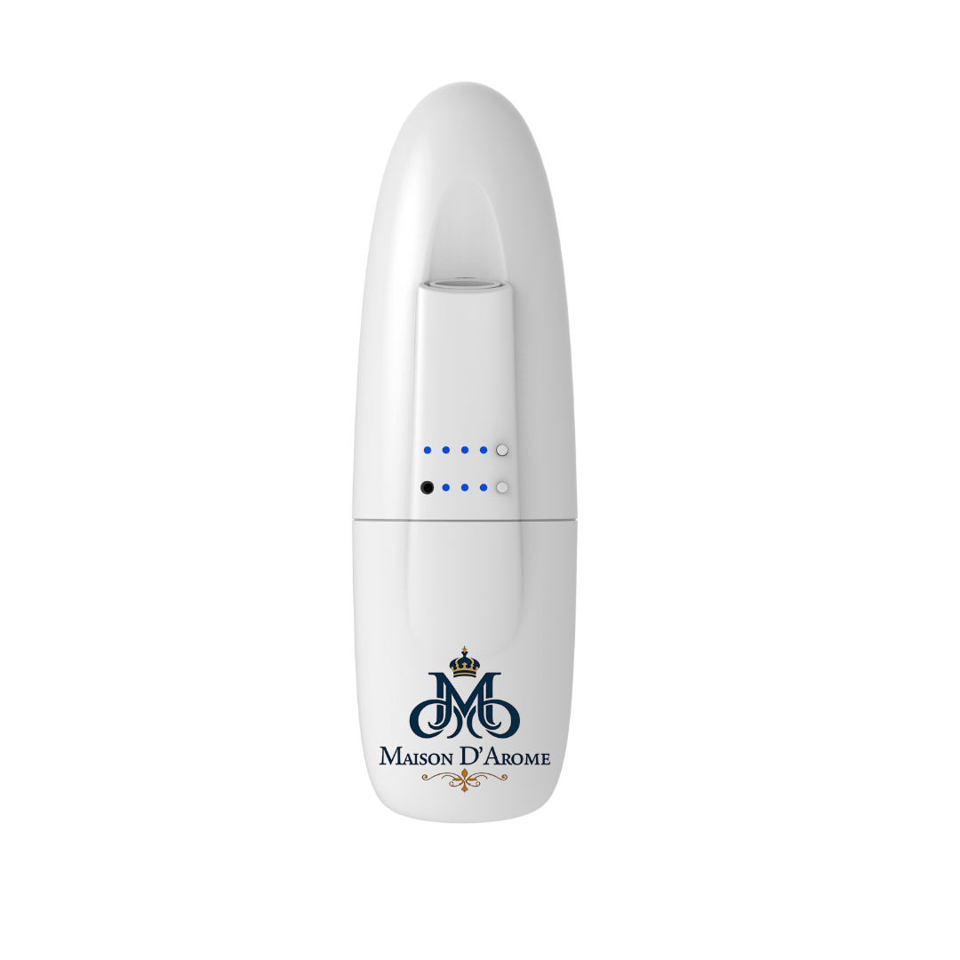 Difusor Compacto Para Hogar AE103 - Plug-in elegante, 100 ml, ideal para espacios pequeños. Vista frontal del difusor mostrando su diseño moderno y funcional.