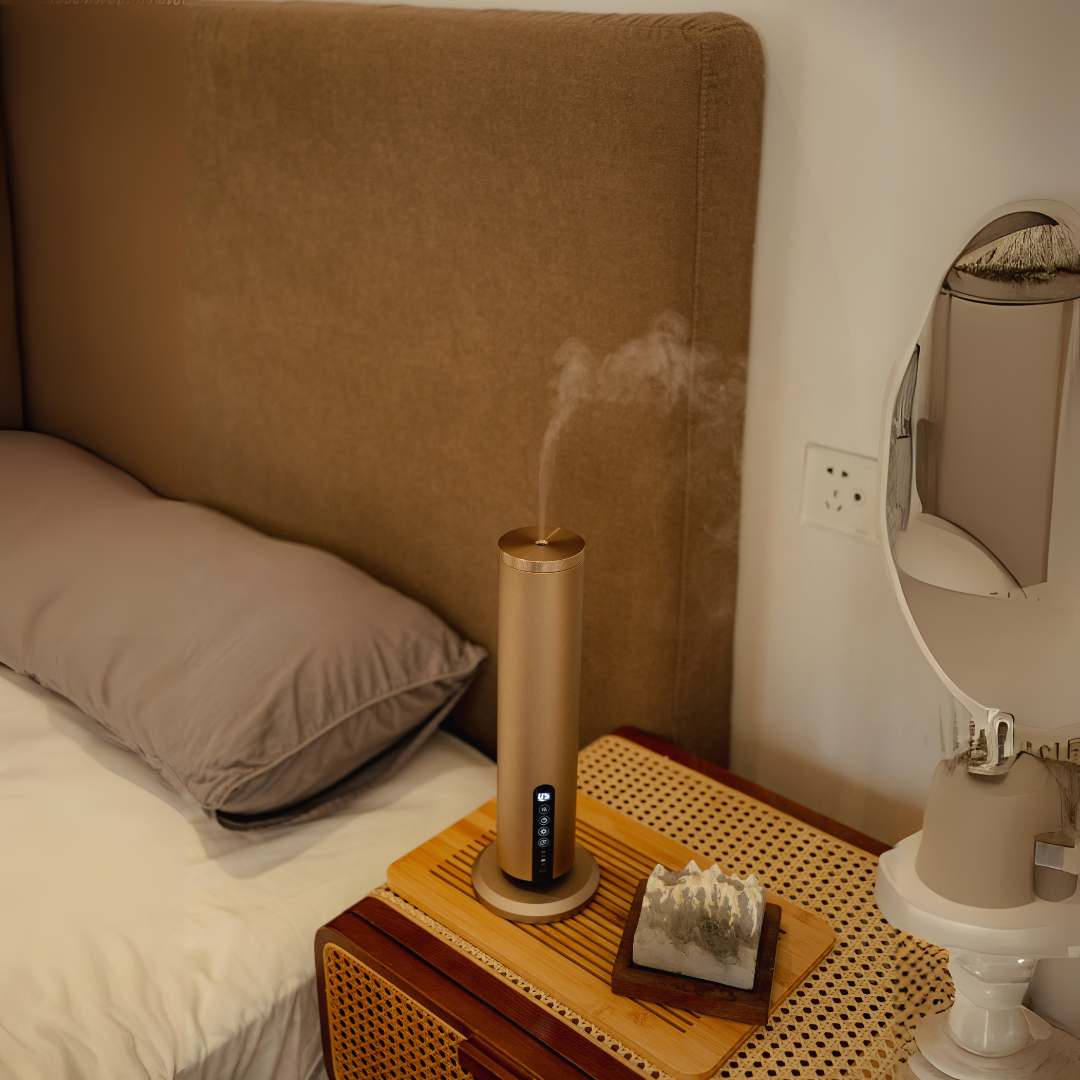 Difusor A326 - Difusor de aromas de lujo en uso, colocado sobre una mesa al lado de una cama. Diseño estilizado y elegante que complementa la decoración del dormitorio.