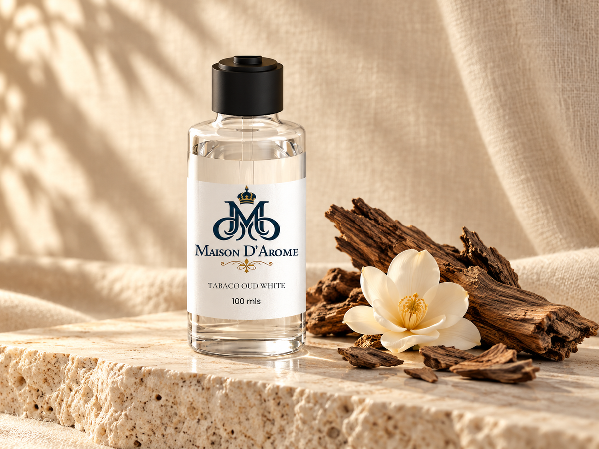 Fragancia Maison D’Arome en una composición cálida de madera, flores y travertino